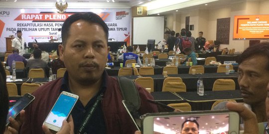 Pleno KPU Jatim Diwarnai Hujan Protes hingga Gebrak Meja