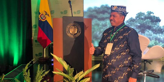 Bupati Alfedri Hadiahkan Tanjak Siak Untuk Presiden Kolombia Ivan Duque Marquez