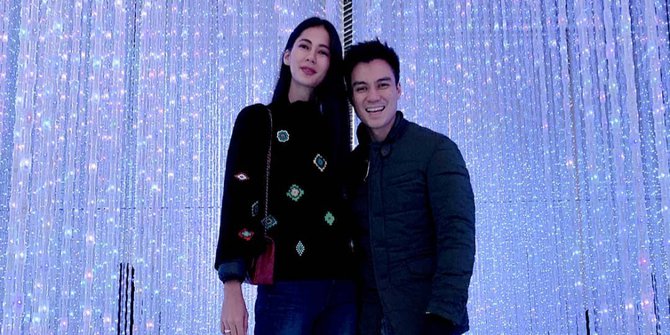 8 Pasangan Selebriti ini Tetap Serasi Meskipun Beda Tinggi Badan Kejauhan