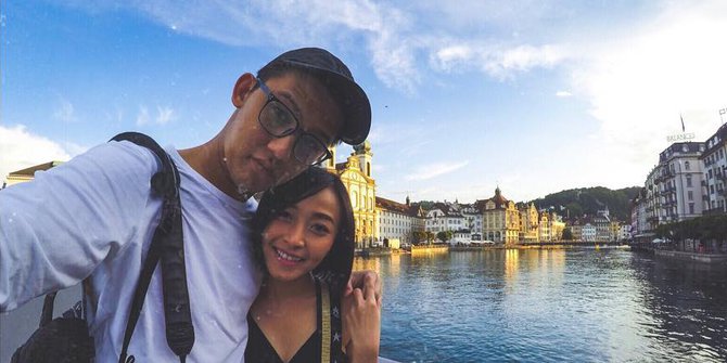 8 Pasangan Selebriti ini Tetap Serasi Meskipun Beda Tinggi Badan Kejauhan