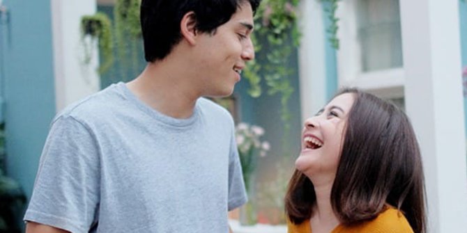 8 Pasangan Selebriti ini Tetap Serasi Meskipun Beda Tinggi Badan Kejauhan