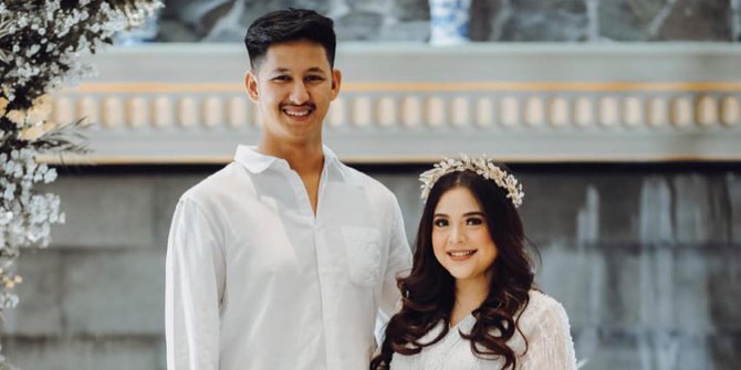 8 Pasangan Selebriti ini Tetap Serasi Meskipun Beda Tinggi Badan Kejauhan