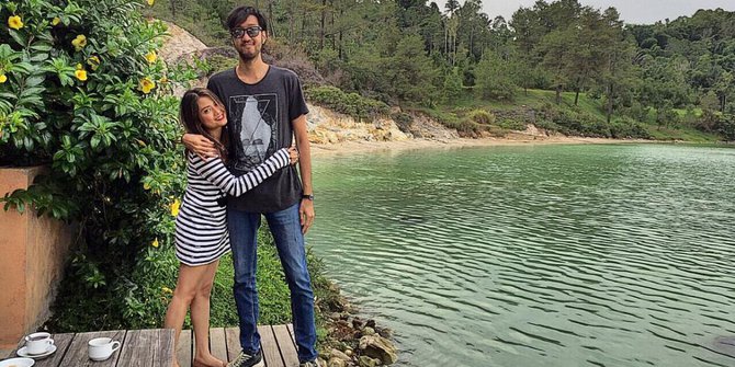 8 Pasangan Selebriti ini Tetap Serasi Meskipun Beda Tinggi Badan Kejauhan