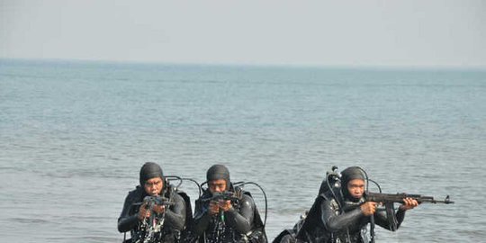 ke daearah musuh untuk mengintai rev1