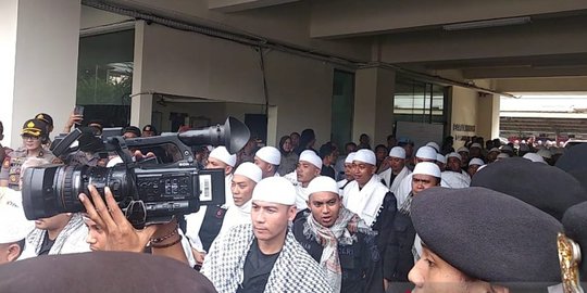 Brimob Bersorban Amankan Demo di Bawaslu