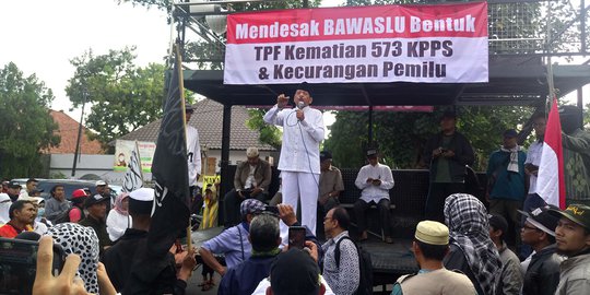 Endus Ada Kecurangan, Pendemo Desak Bawaslu Solo Bentuk TPF Pemilu