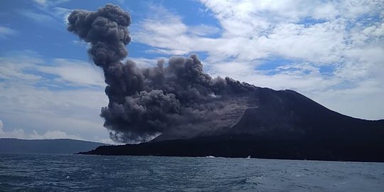 Siang Ini, Gunung Anak Krakatau Terpantau Erupsi