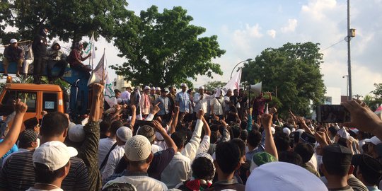 Dua Kelompok Massa Gelar Aksi di Bawaslu Sumut