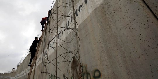 Demi Salat Jumat di Al Aqsa, Warga Palestina Nekat Panjat Tembok Israel