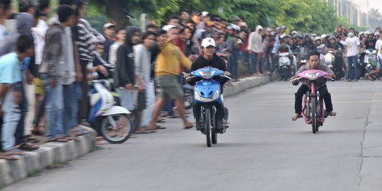 Polisi Bubarkan Balap Liar Jelang Buka Puasa di Karawang