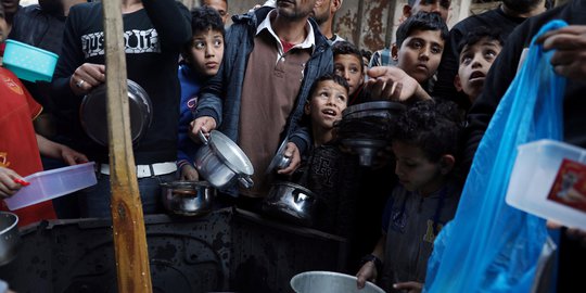 Potret Anak-Anak Jalur Gaza Berebut Hidangan Buka Puasa