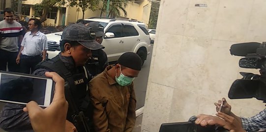 Tiba di Polda Metro, Pengancam Jokowi Tertunduk dan Pakai Masker