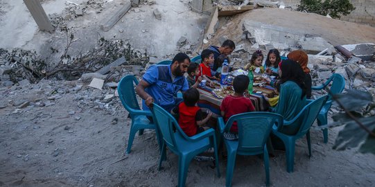 Meratapi Warga Gaza Berbuka di Tengah Reruntuhan