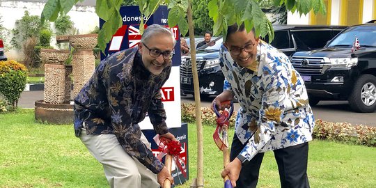 Peringati 70 Tahun Hubungan Diplomatik, Anies Tanam Pohon Bersama Dubes Inggris