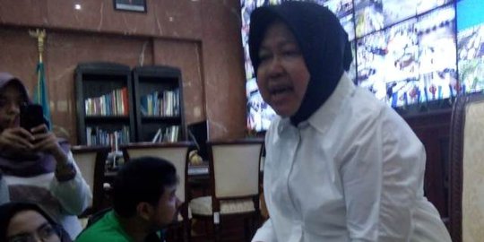 Risma Beri Bantuan Keluarga KPPS Meninggal di Simokerto