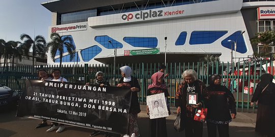 Keluarga Korban Kerusuhan Mei 1998 Tabur Bunga di Mal Klender