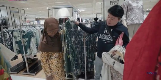 Pertama Kali ke Mall, Ibunda Merry Ditraktir Belanja Raffi Ahmad