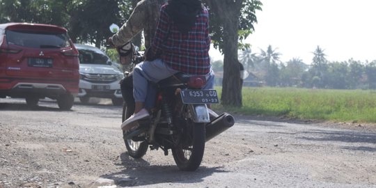 Jelang Mudik Lebaran, Jalur Pemudik Sepeda Motor di Karawang Rusak & Berlubang