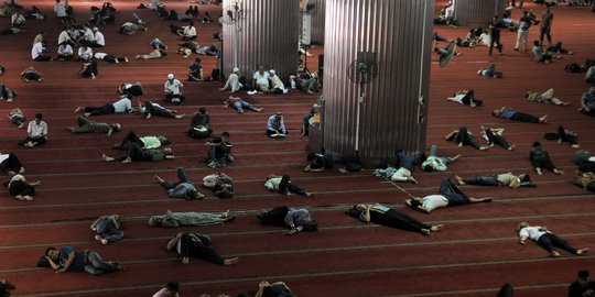 Masjid Istiqlal Tempat Tidur Favorit Warga saat Ramadan