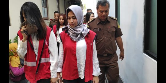 Tampil Beda di Sidang, Vanessa Angel Pakai Hijab Pemberian Teman Pria