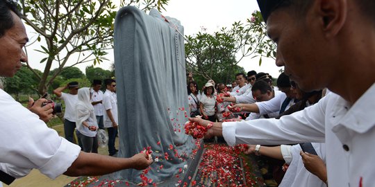 Aktivis Tabur Bunga Peringati Tragedi Mei 98