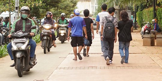 Aksi Para Pemotor Rampas Hak Pejalan Kaki di Trotoar