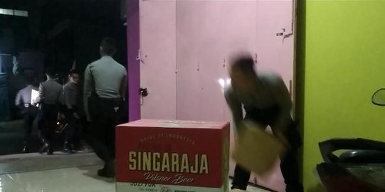 Polisi Gerebek Rumah Janda Kaya, Ribuan Botol Miras Gagal Beredar di Malam Takbiran