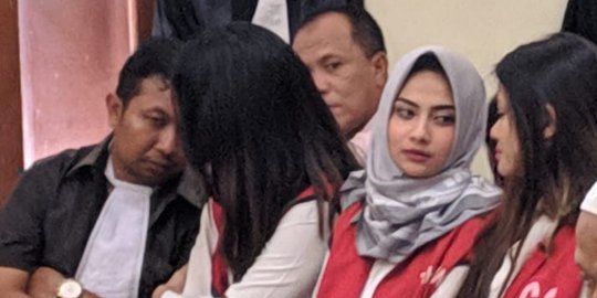 Terungkap! Kerudung yang Dikenakan Vanessa Angel Saat Sidang Ternyata Pemberian Bibi