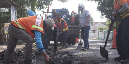 Perbaikan Jalur Khusus Pemudik Motor di Karawang Dikebut dengan Tambal Sulam