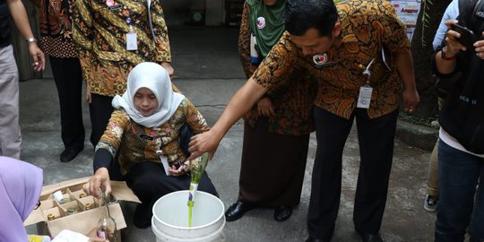 Dinkes Solo Musnahkan Belasan Botol Sirup Kedaluwarsa