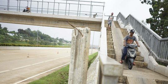 Berbahaya, JPO di Tol Cijago Jadi Tempat Penyeberangan Motor