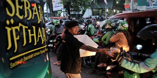 Aksi Anak Punk Berbagi Takjil