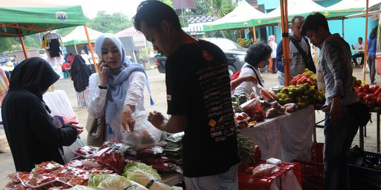 Warga Serbu Bazar Sembako Murah di BSD