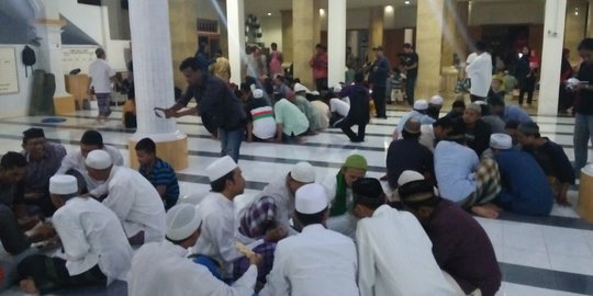 Guyubnya Tradisi Megibung di Bali, Warga Makan Bersama dalam Satu Wadah