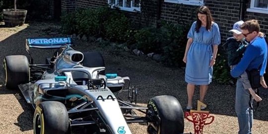 Bocah Penderita Kanker Dihadiahi Mobil F1 Oleh Lewis Hamilton