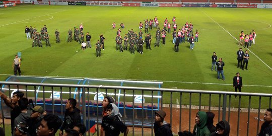 Ricuh Suporter, Laga Pembuka Liga 1 Sempat Dihentikan Sementara