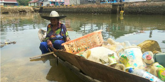 Cerita Janda Tua Anggota Geng Pemulung Sampah di Teluk Kendari