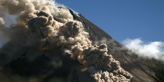Gunung Merapi Terpantau Luncurkan Guguran Lava Sejauh 1.200 Meter
