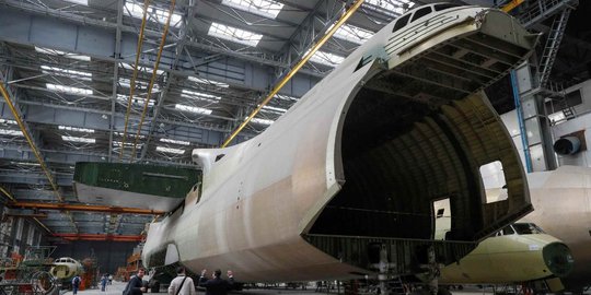 Mengintip Isi Pabrik Pesawat Raksasa Antonov