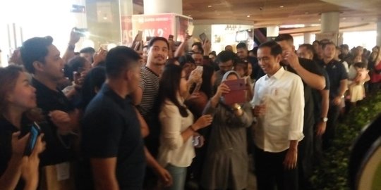 Presiden Jokowi Diserbu Pengunjung Beachwalk Kuta Bali jadi Sasaran Selfie