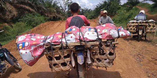 Jalan Rusak Berlumpur, Jenazah Warga Indragiri Hulu Dibawa dengan Motor Angkut Sawit