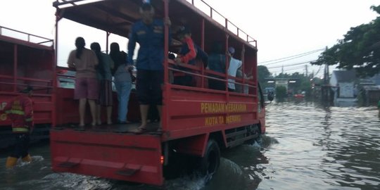 Aliran Tersumbat Eceng Gondok, Kali Cirarab Tangerang Meluap Rendam Rumah Warga