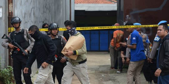 Densus 88 Olah TKP Penangkapan Terduga Jaringan ISIS di Bogor