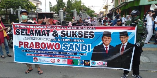 Tuntut KPU Jurdil, Relawan Prabowo Bagikan 2 Ribu Nasi Padang di Solo