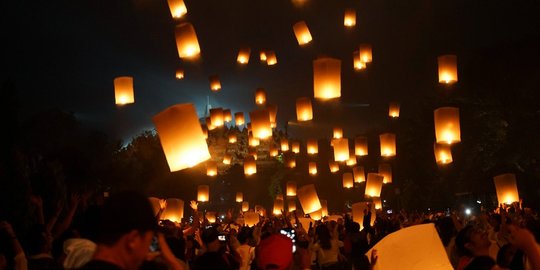 Waisak, Umat Buddha Terbangkan Lentera di Borobudur