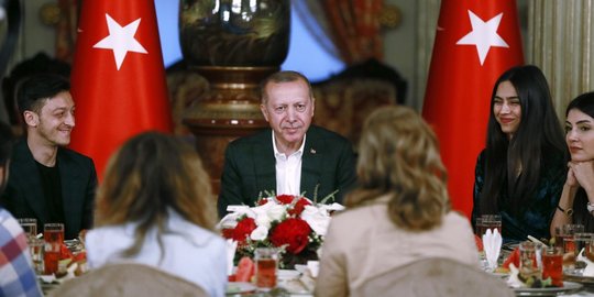 Keakraban Presiden Turki dan Mesut Ozil Buka Bersama di Istana