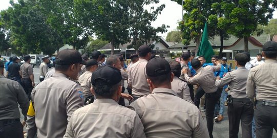 Demo di Kantor KPU Riau, Mahasiswa Ditendang Polisi