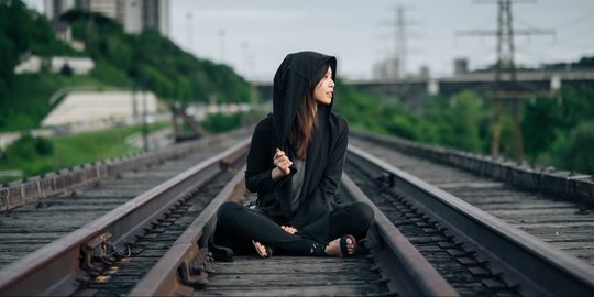 6 zodiak yang sering makan hati karena terlalu peduli orang lain