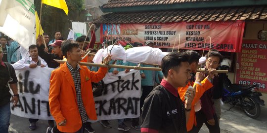 Bawa Keranda dan Replika Mayat, Mahasiswa Solo Geruduk KPU