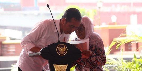 Aksi Nekat Emak-Emak Ingin Temui Jokowi, Sampai Ada Tengkurap di Jalan